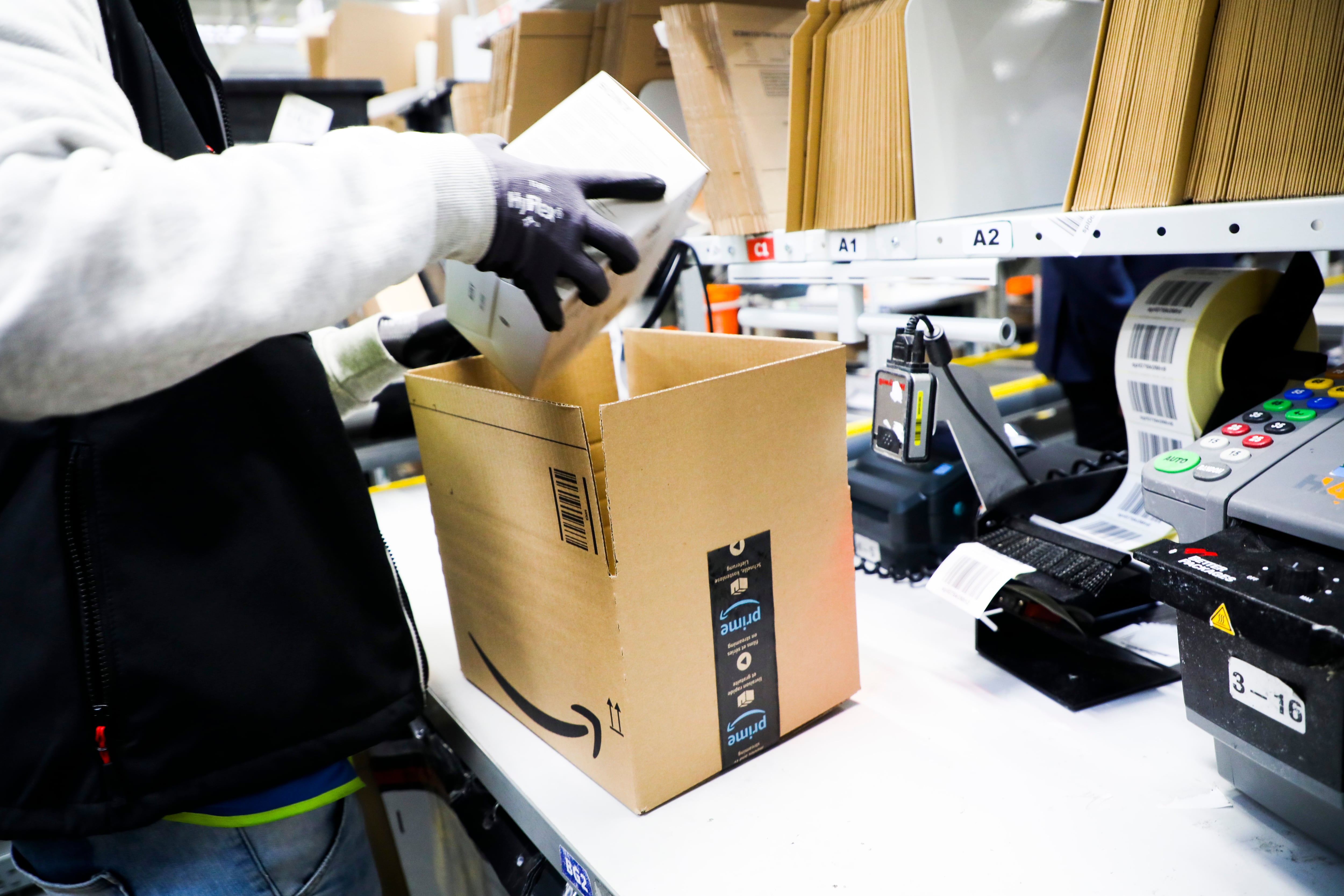 Un empleado prepara un paquete de Amazon en uno de sus centros de trabajo.