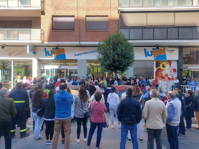 Concentración a las puertas del supermercado Lupa donde trabajaba la víctima