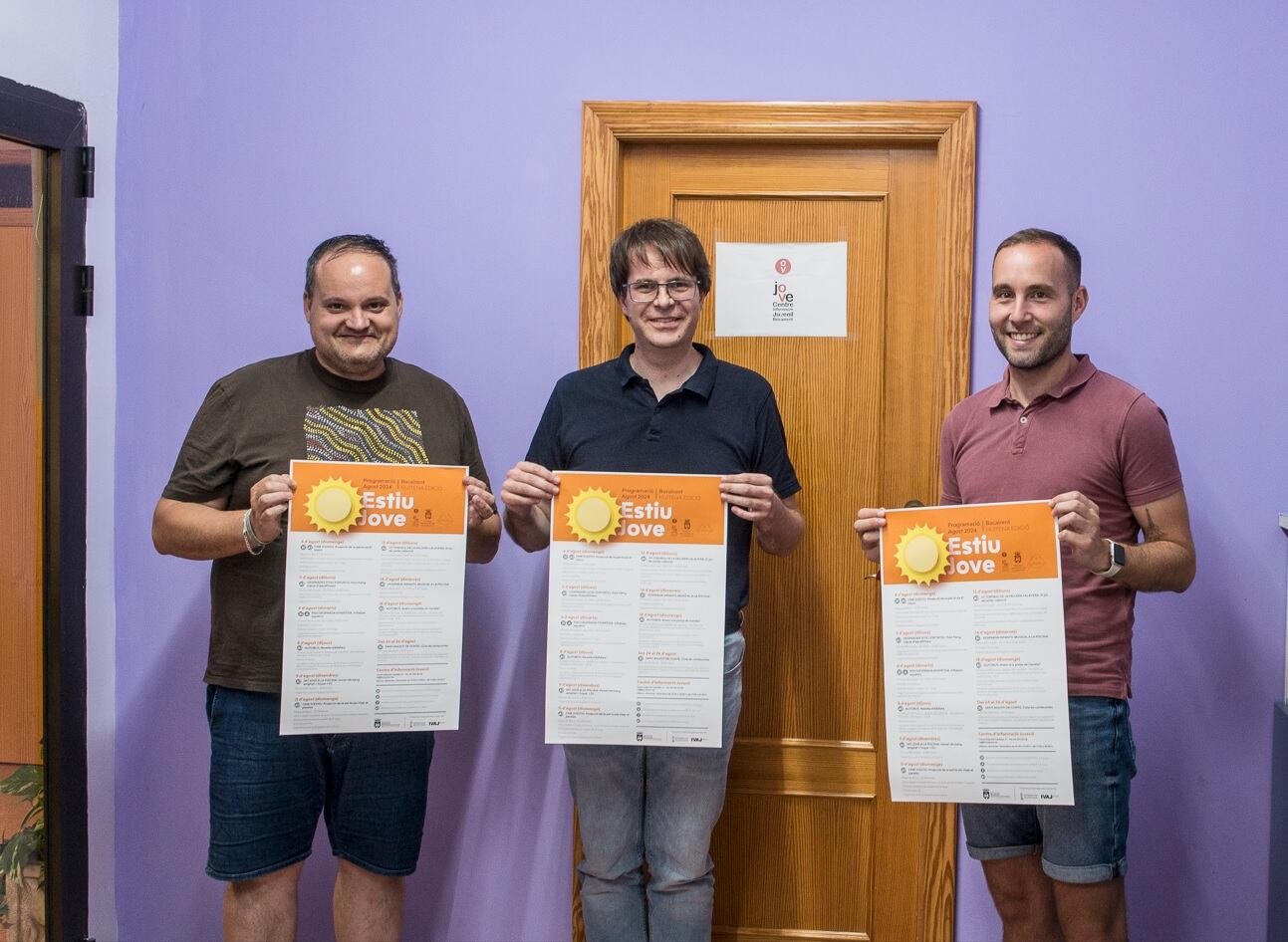 El tècnic municipal, l’alcalde i el regidor al Centre d’Informació Juvenil de Bocairent