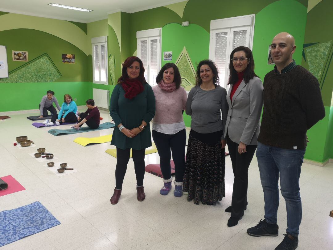 La concejal de Bienestar Social, Cristina Durán, ha visitado el centro cívico para conocer el desarrollo de los talleres que se imparten