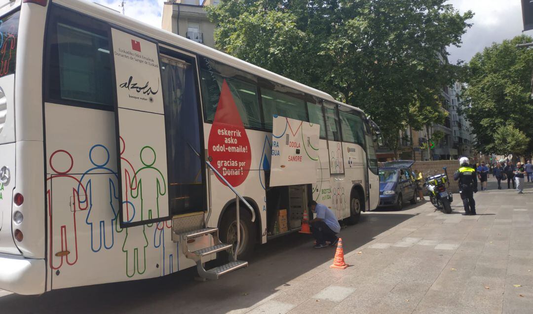 La unidad móvil de la asociación de donantes de sangre de Álava en la calle Postas frente a la fundación Vital