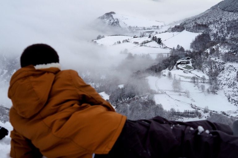 Una persona observa la nieve caída en la localidad de O Cebreiro, en Lugo
