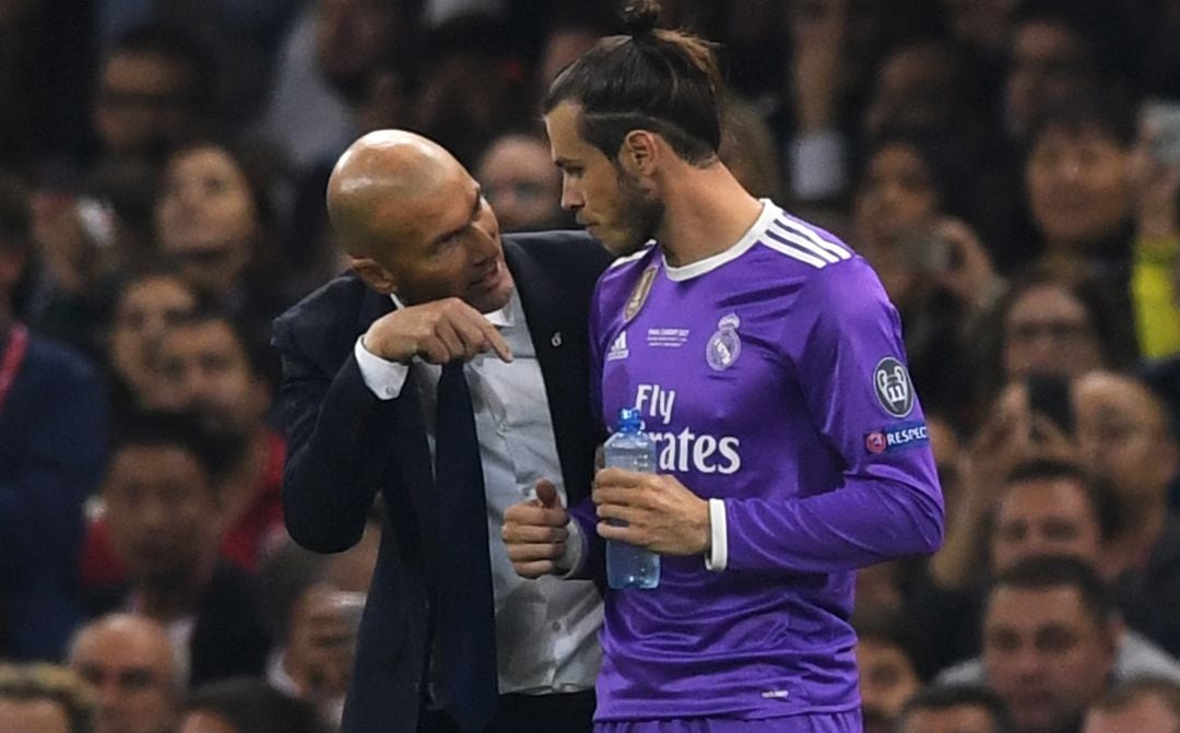 Zidane da indicaciones a Bale antes de que el galés salte al campo