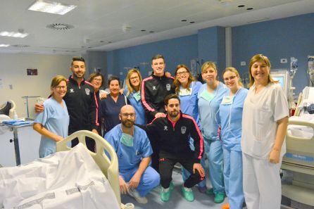 Futbolista y personal sanitario