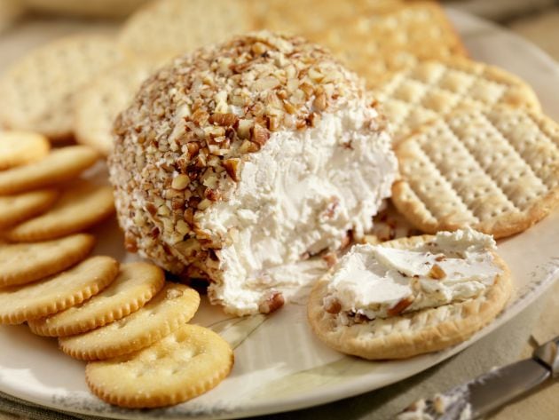 Bolitas de queso y frutos secos.