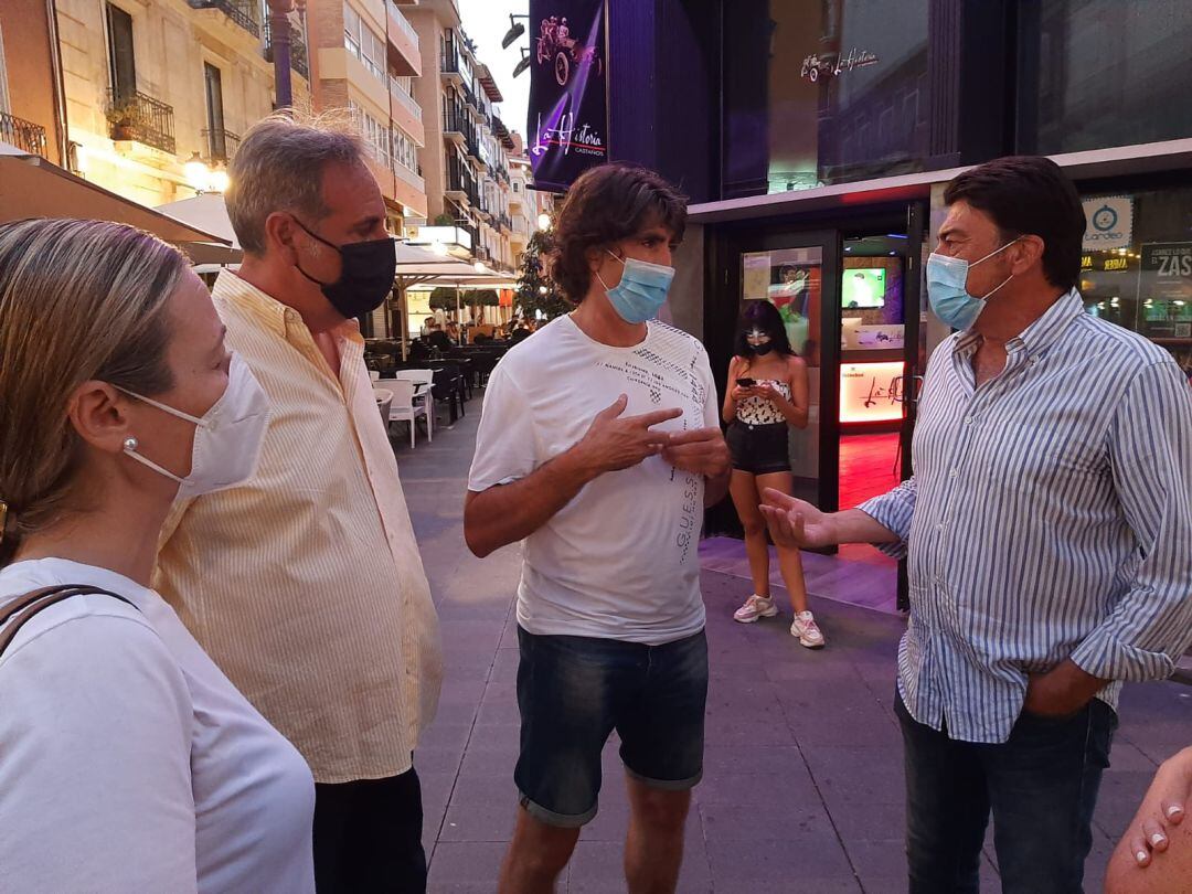 El presidente de ALROA, Javier Galdeano conversa con el alcalde Luis Barcala y los ediles Manuel Jiménez y Lidia López en una imagen de archivo