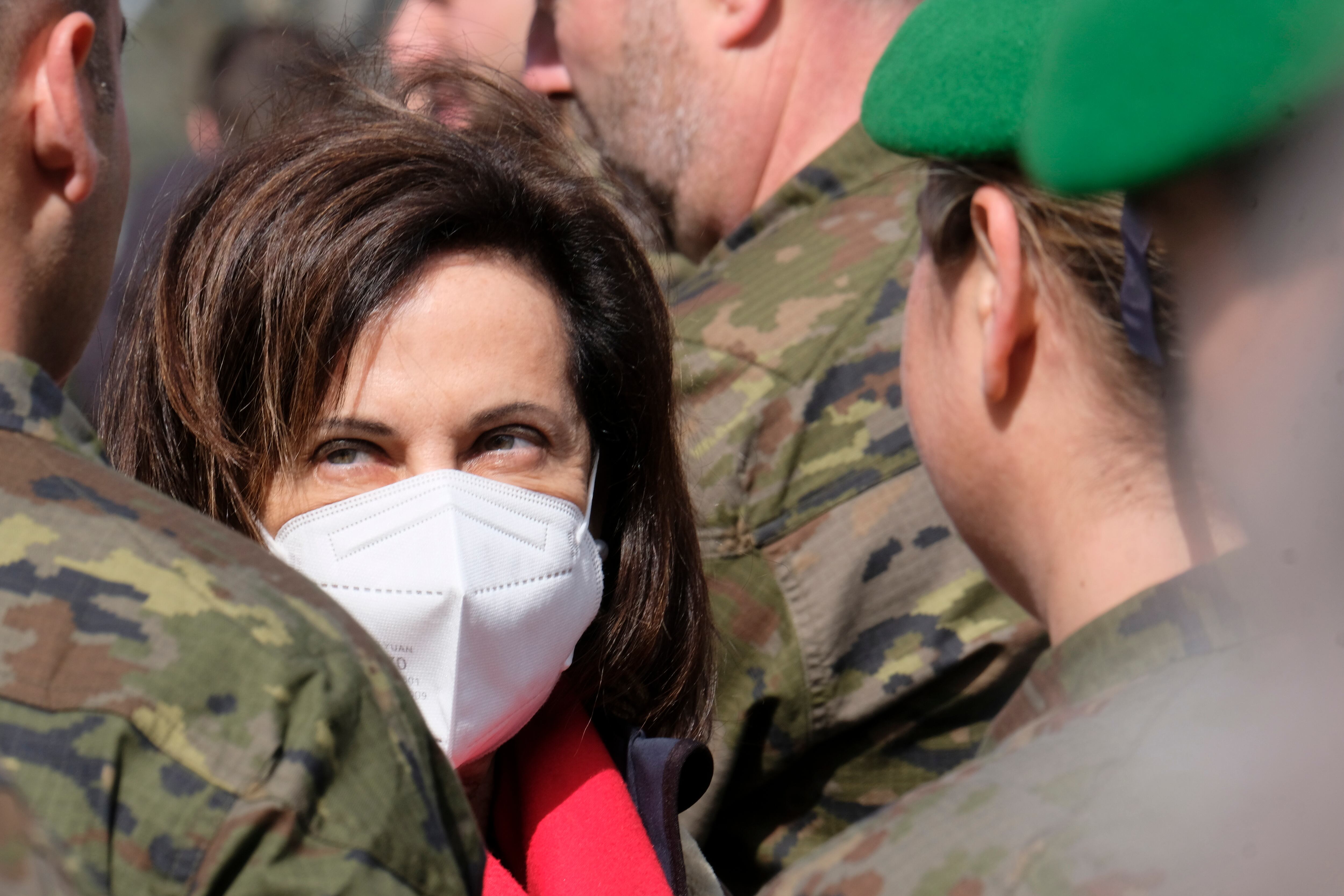 La ministra de Defensa, Margarita Robles, durante una visita a la base militar de Adazi (Letonia), este jueves.