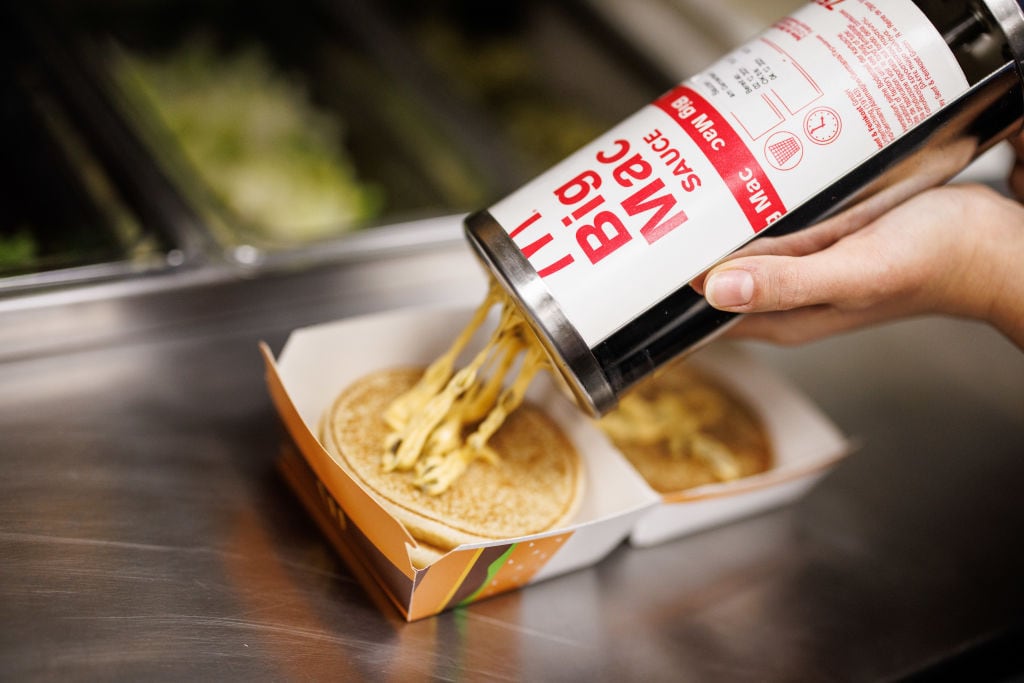 Un empleado de McDonald&#039;s, con un bote de salsa Big Mac.