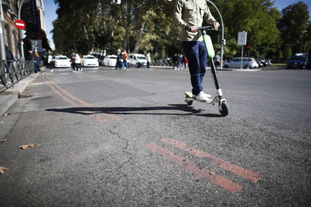 Un usuario de patinete circula por Madrid 