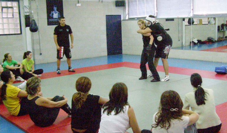 El curso de Defensa Personal enseña a las mujeres herramientas para su seguridad y ejercicios que mejoran su estado físico