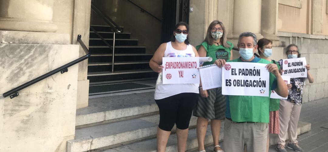 Miembros de la plataforma a las puertas del Palacio de Justicia.