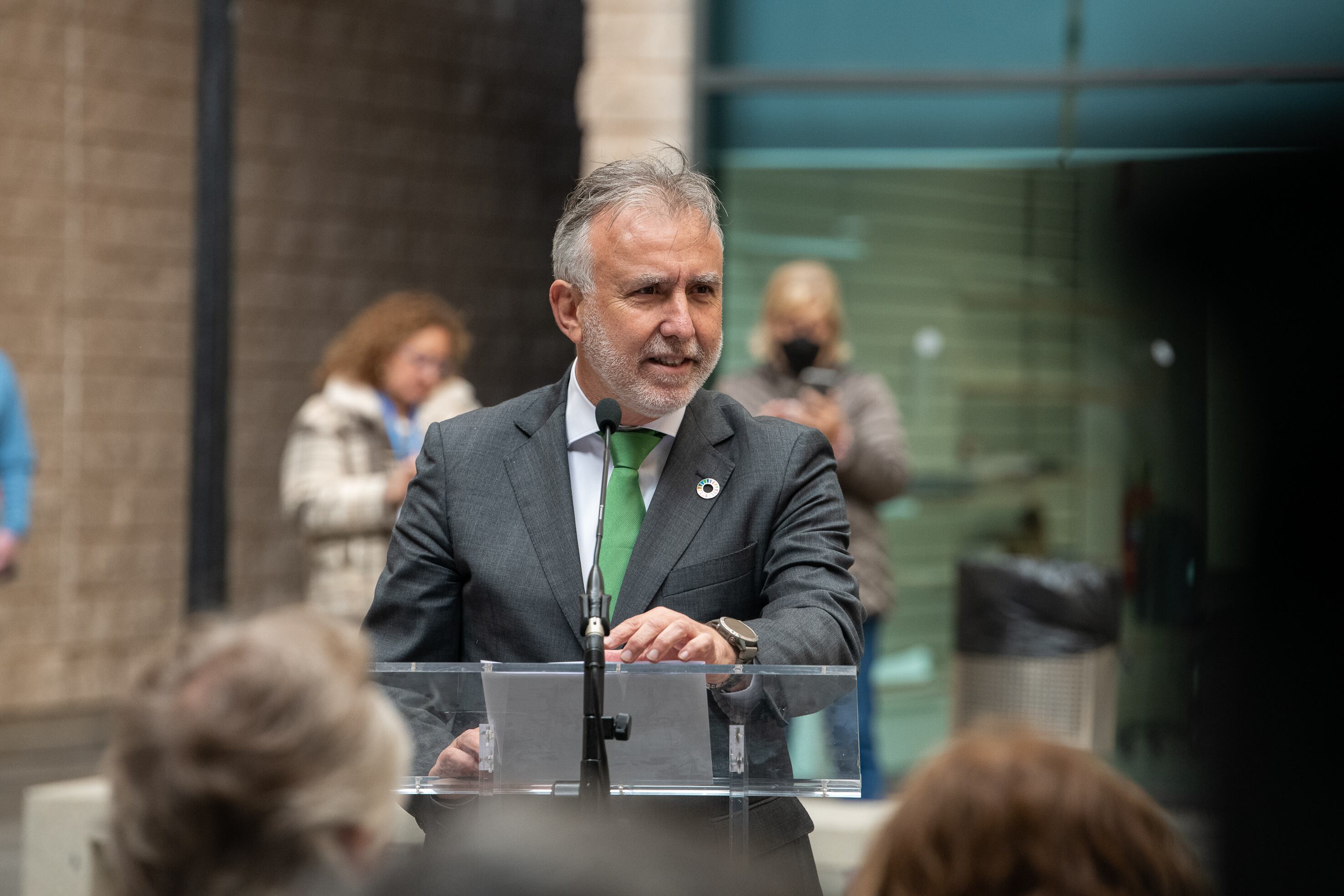 Ángel Víctor Torres, presidente de Canarias, durante la inauguración de una escultura en el Hospital Doctor Negrín de Las Palmas de Gran Canaria