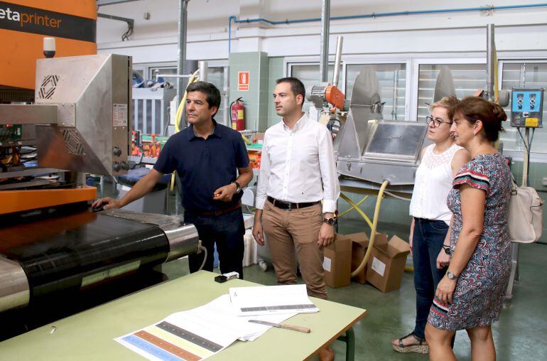 El alcalde de Onda, Ximo Huguet, y la concejala de Educación, Encarna Ribes, han visitado las instalaciones del IES Serra d’Espadà