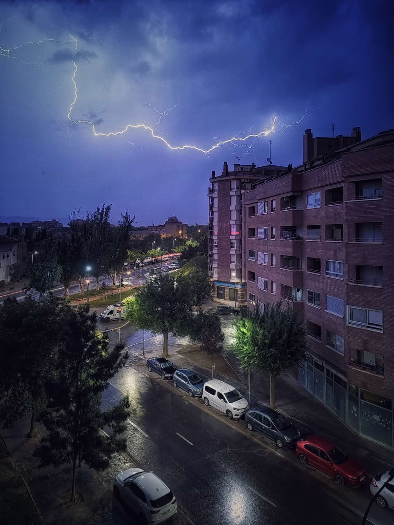 Tormenta eléctrica captada desde Av. Los Danzantes en Huesca./José María Rodríguez Núñez