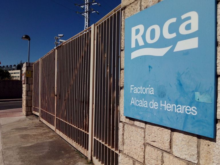 Puerta de la fábrica de bañeras de Roca de Alcalá de Henares