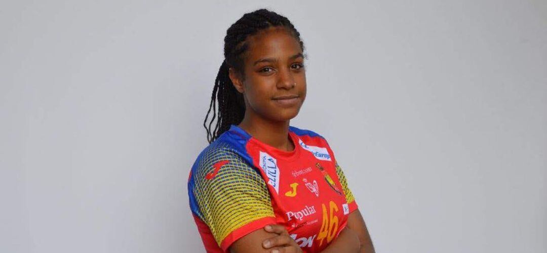 Lucía da Costa, tiene 15 años, y hace tres fue llamada a la concentración de la selección de balonmano en sus categorías inferiores.