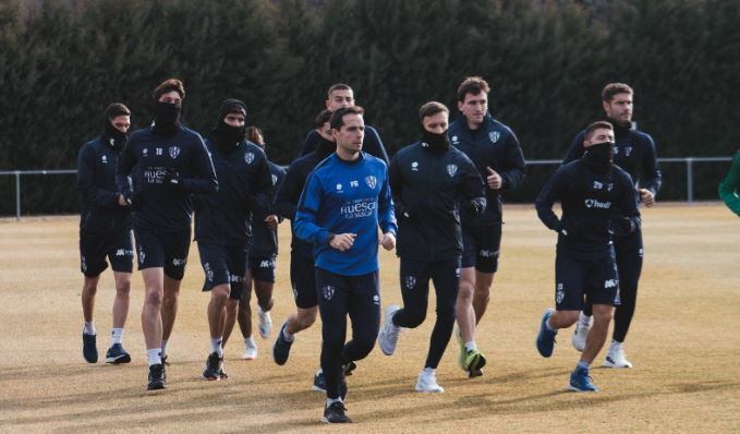 Caras largas en el entrenamiento de recuperación de la SD Huesca tras la derrota en Burgos