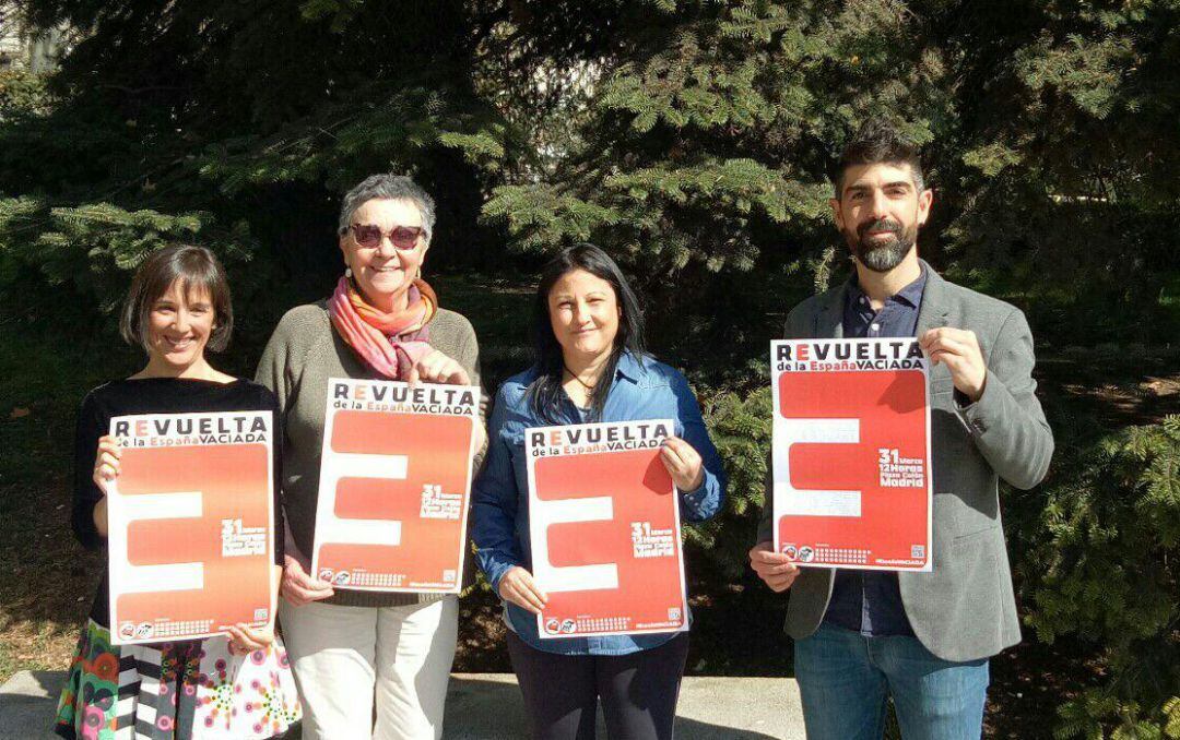 Integrantes de Podemos Segovia con Amada Peñalosa - a la izquierda - y Guillermo San Juan con carteles de la movilización "La España vaciada"