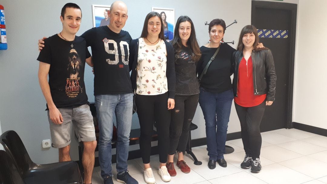 Rubén San ;Martín y Olaia Egurrola con el alumnado que ha visitado Radio Eibar
