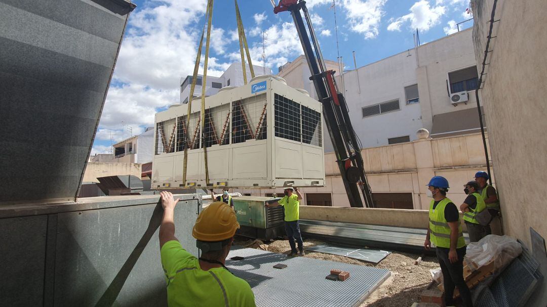 Preparativos para instalar la máquina de aire acondicionado en el Gran Teatro de Elche