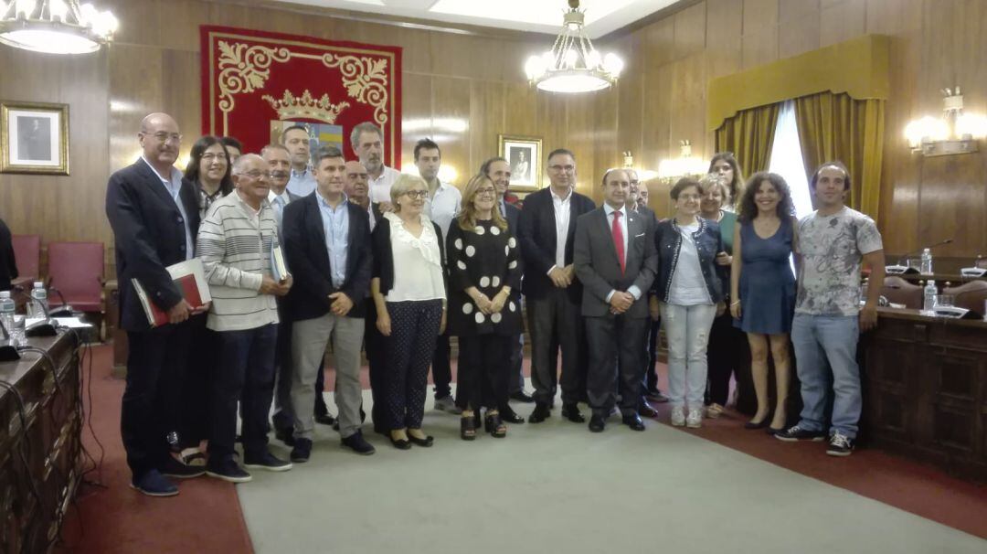 Los diputados de este mandato posan para la foto en el salón de plenos