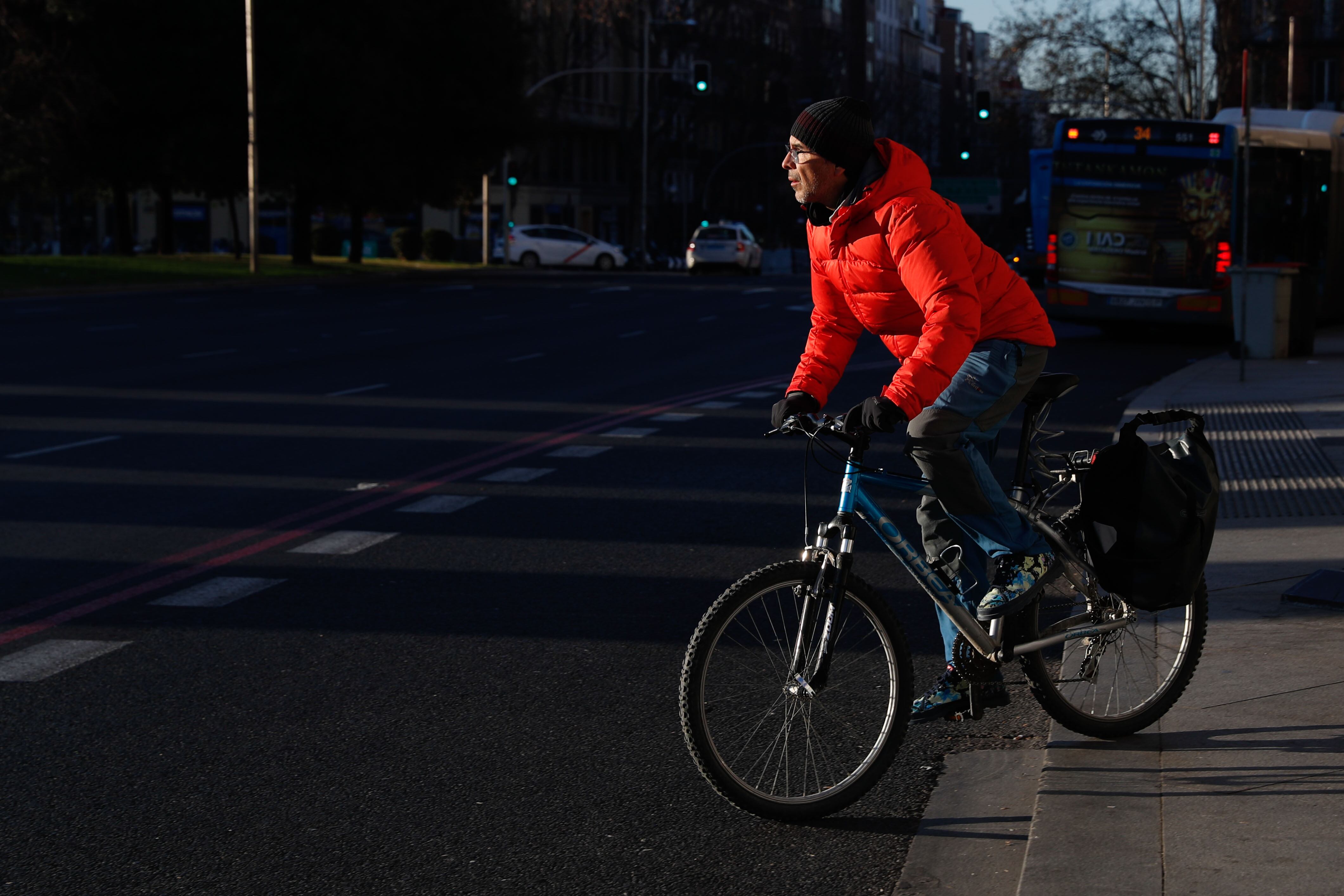 Un ciclista circula por el centro de Madrid este martes. El uso de la bicicleta está en máximos históricos en España y ya son casi 20 millones de personas las que la utilizan regularmente.