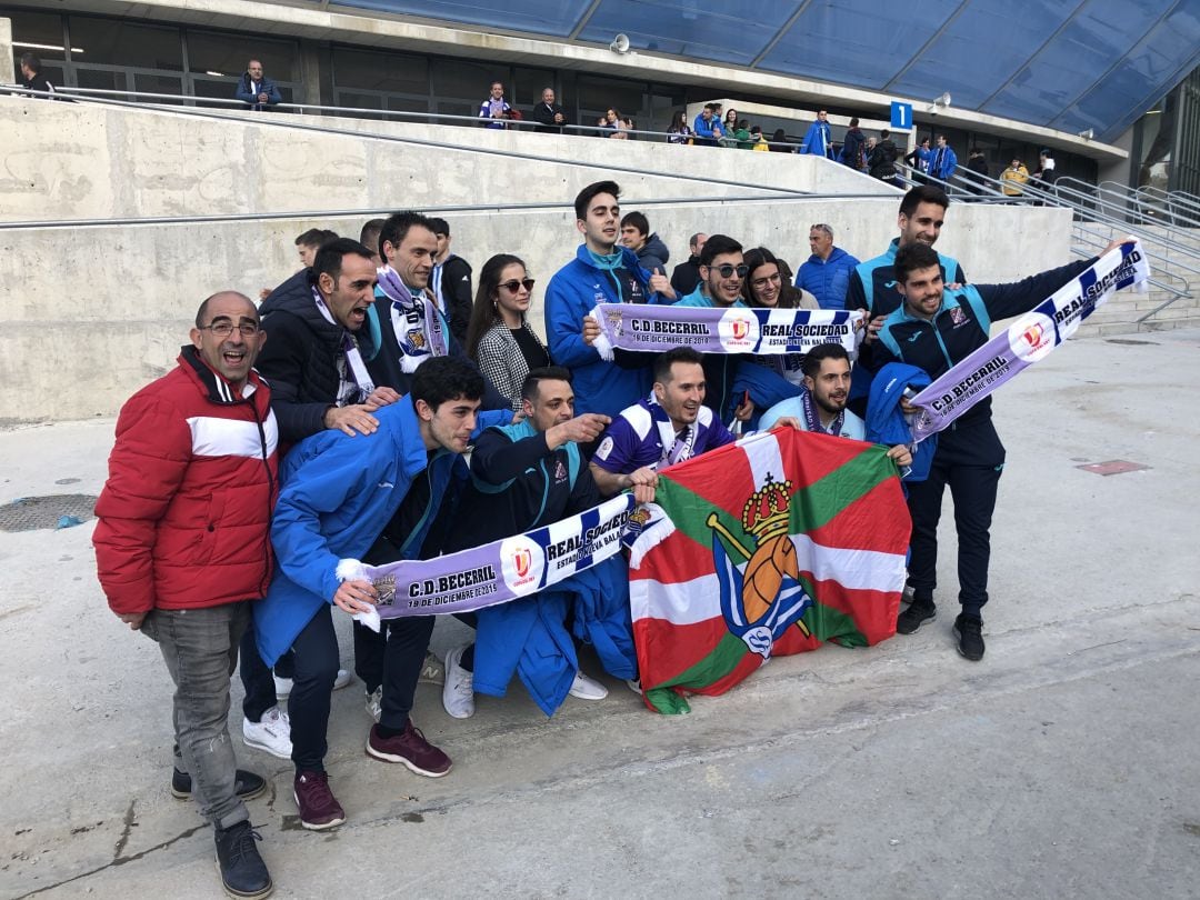 Jugadores y aficionados del Becerril posan a la entrada de Anoeta