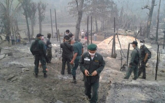 Las fuerzas de seguridad tailandesas inspeccionan el campamento de refugiados en el que se produjo el incendio