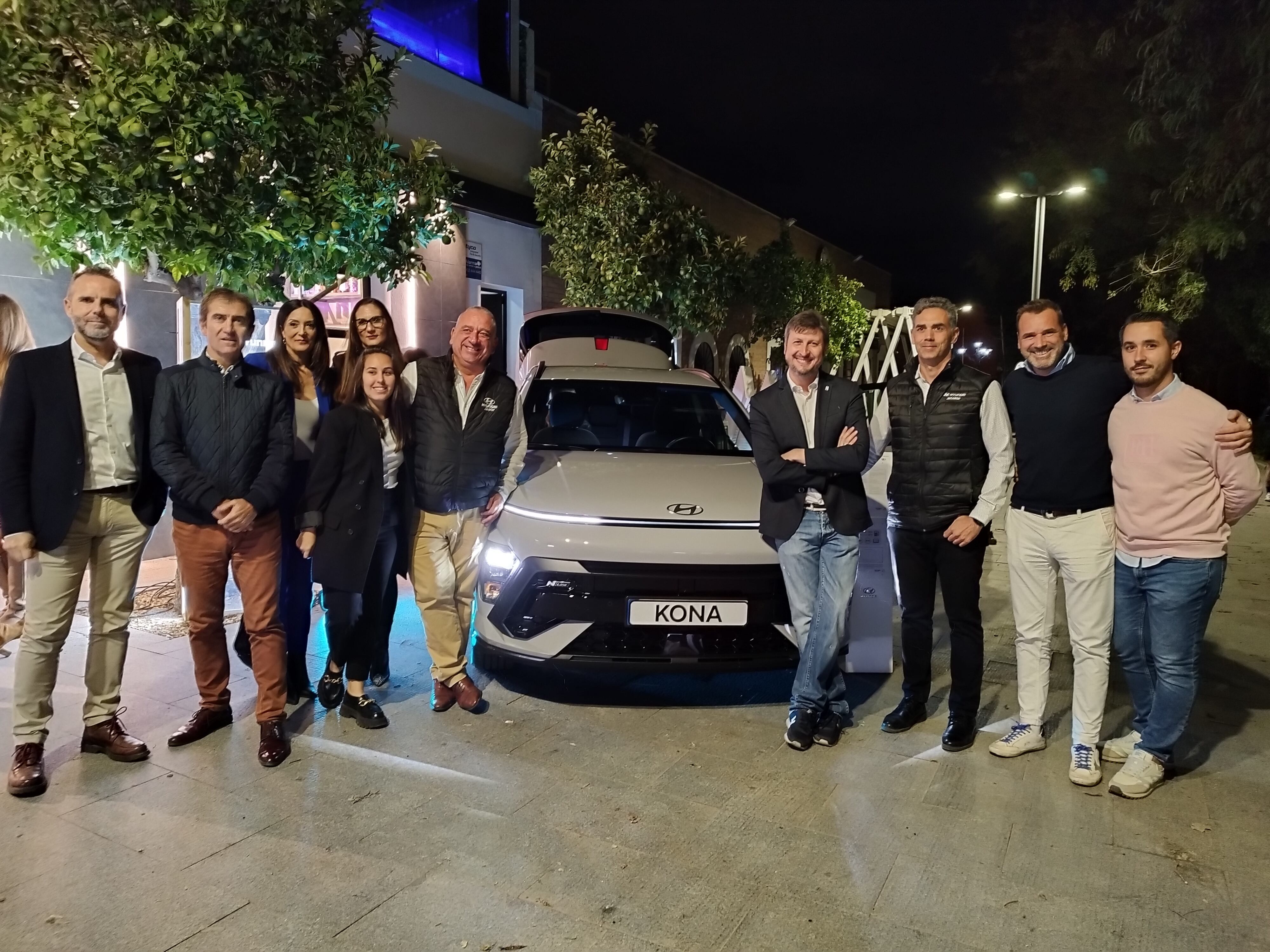 Personal de JACARSA y amigos delante del nuevo Hyundai KONA.