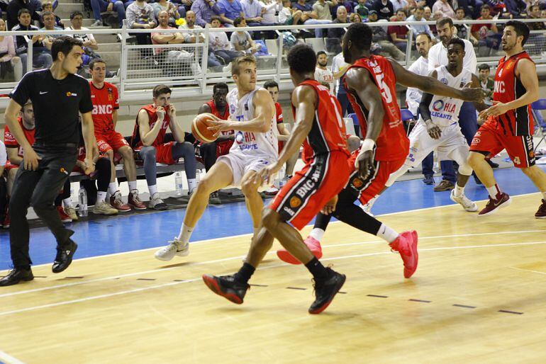 Lafuente, ante Basket Navarra, en el quinto partido