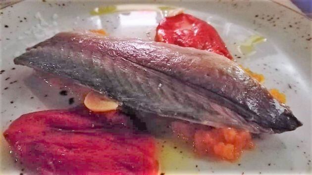 Filete limpido de caballa con ajocalabaza y piquillo