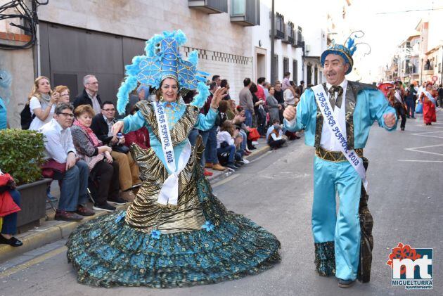 Imagen de las máscaras mayores durante el desfile de Carnaval en 2019