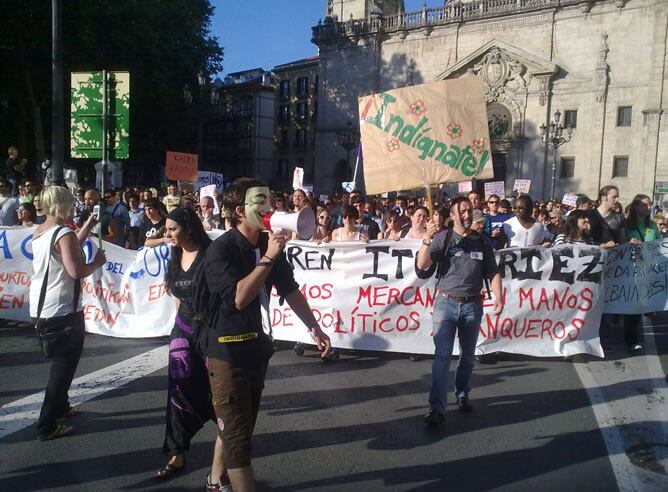 Un joven con una máscara de Anonymous encabeza la marcha en la ciudad vasca