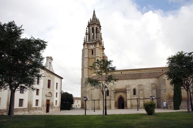 Ayuntamiento y colegiata de Ampudia en Palencia