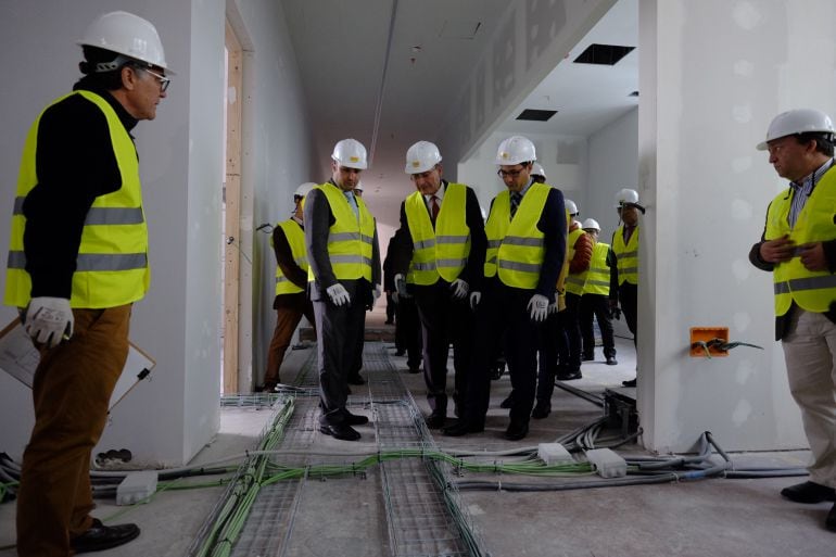 El alcalde de Málaga, Francisco de la Torre, visita las obras del Polo Digital en Tabacalera junto a los concejales de Nuevas Tecnologías, Mario Cortés, y Urbanismo, Francisco Pomares