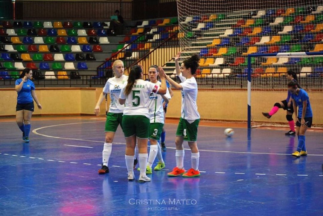 Las jugadoras del Joventut celebran un gol en el Pabellón Esperanza Lag