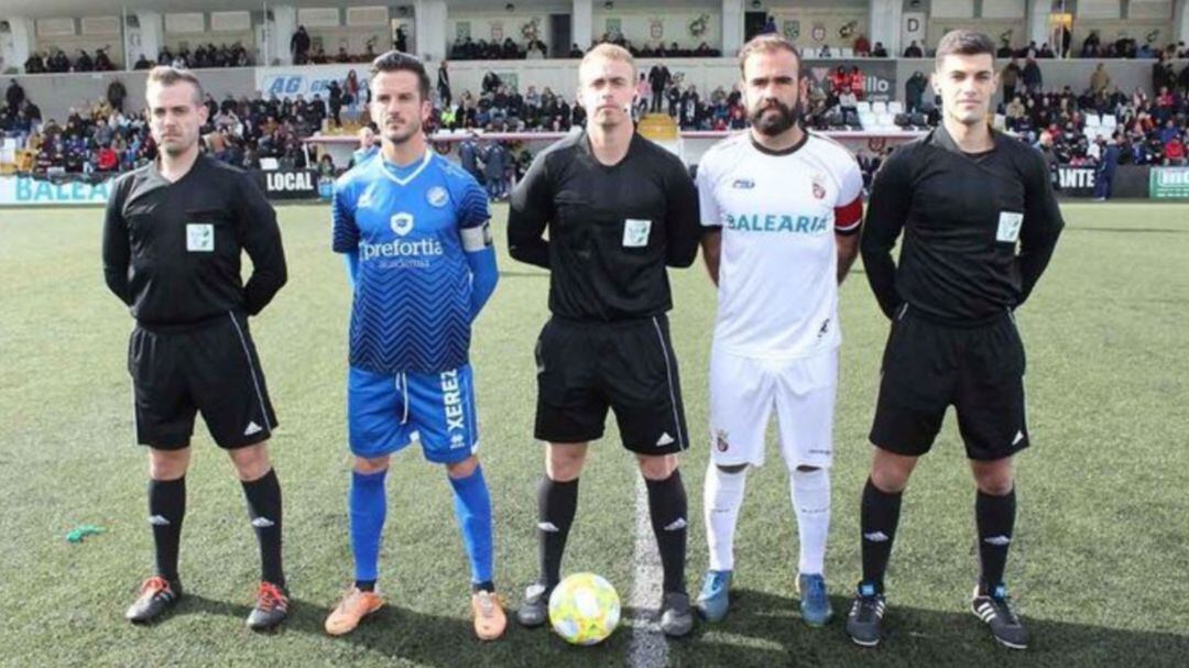 El trío arbitral junto a los capitanes antes de comenzar el partido