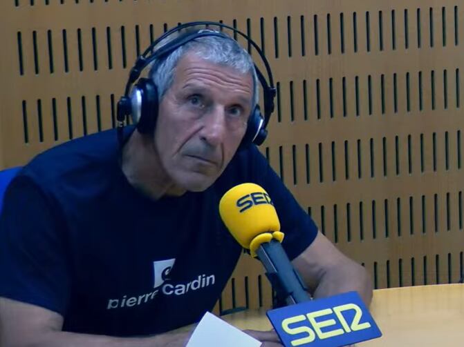 Juanjo Díaz de Guereño, Super Juanjo, comenta un partido del playoff del Real Murcia en junio de 2025.