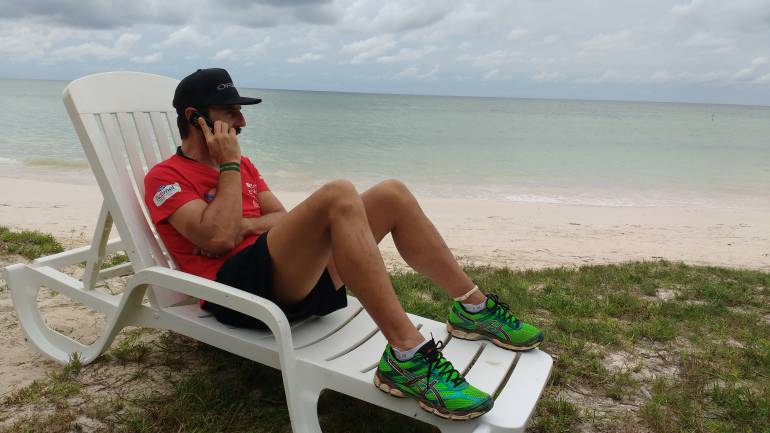 Santi Millán charlando con Yago de Vega en una playa cubana