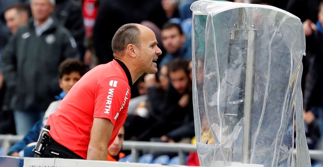 Mateu Lahoz revisa una acción en la televisión para tomar la mejor decisión posible