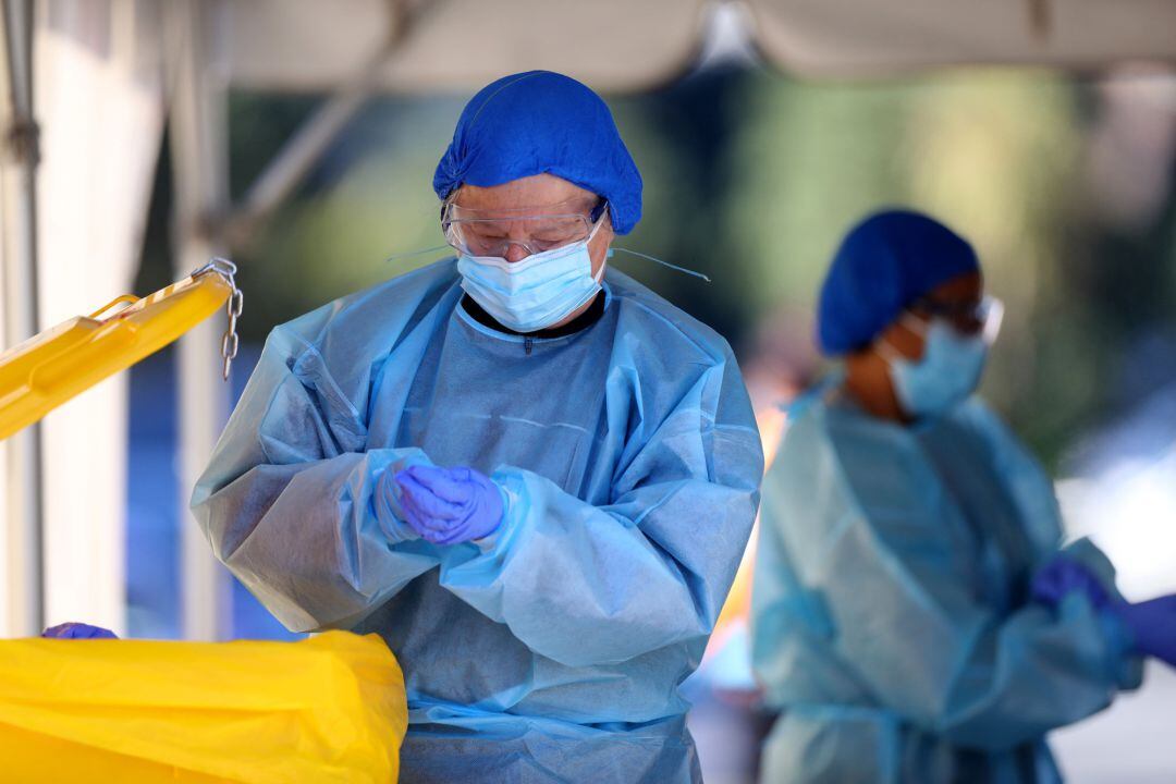 Enfermeras en Nueva Zelanda en un puesto de pruebas PCR.