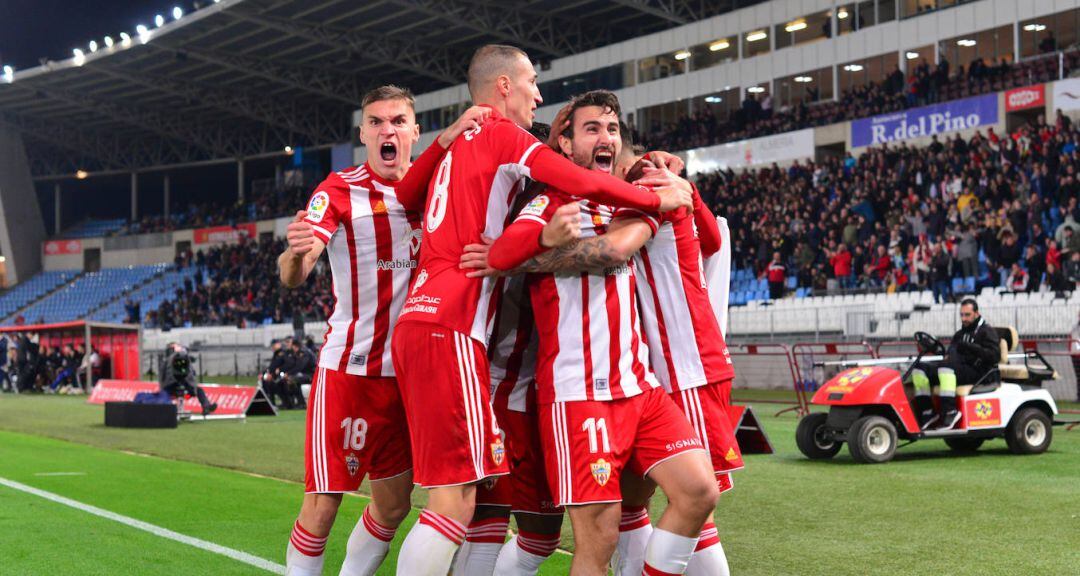 Jugadores de la UD Almería celebran un gol.