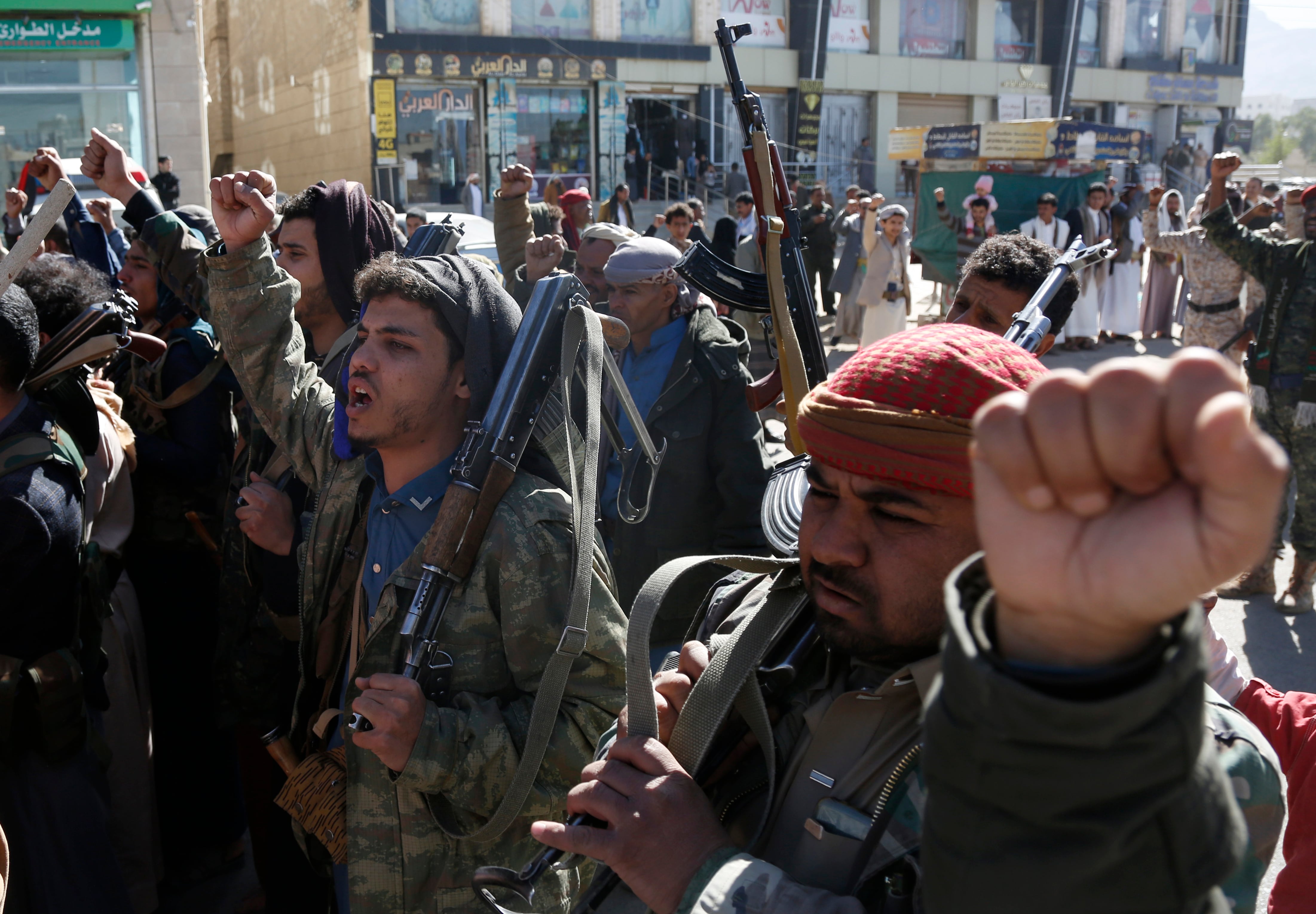 Población yemení leal al movimiento hutí protesta en las calles de Saná contra el conflicto en Gaza.