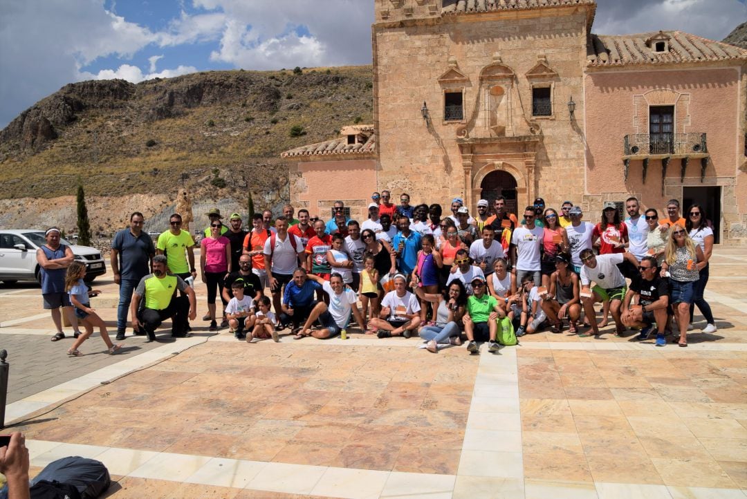 Los ganadores en las diferentes categorías a los pies de la Virgen.