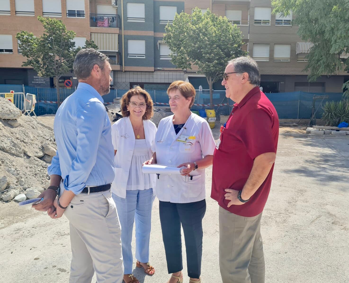 El alcalde junto a la gerente del Área IV de Salud, el director de Gestión y la directora de Enfermería durante la visita a las obras