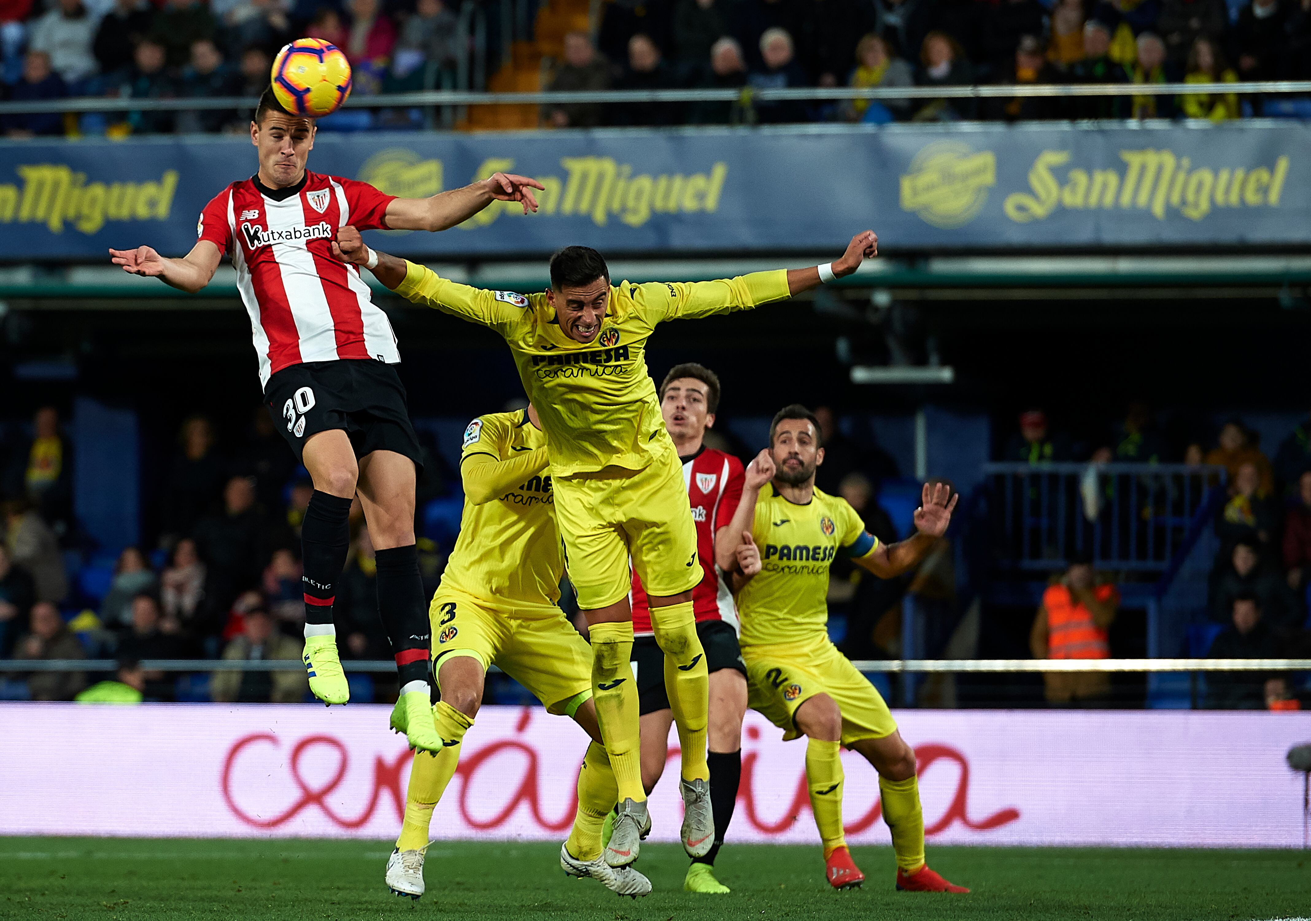 Guruzeta remata de cabeza en su anterior etapa en el Athletic