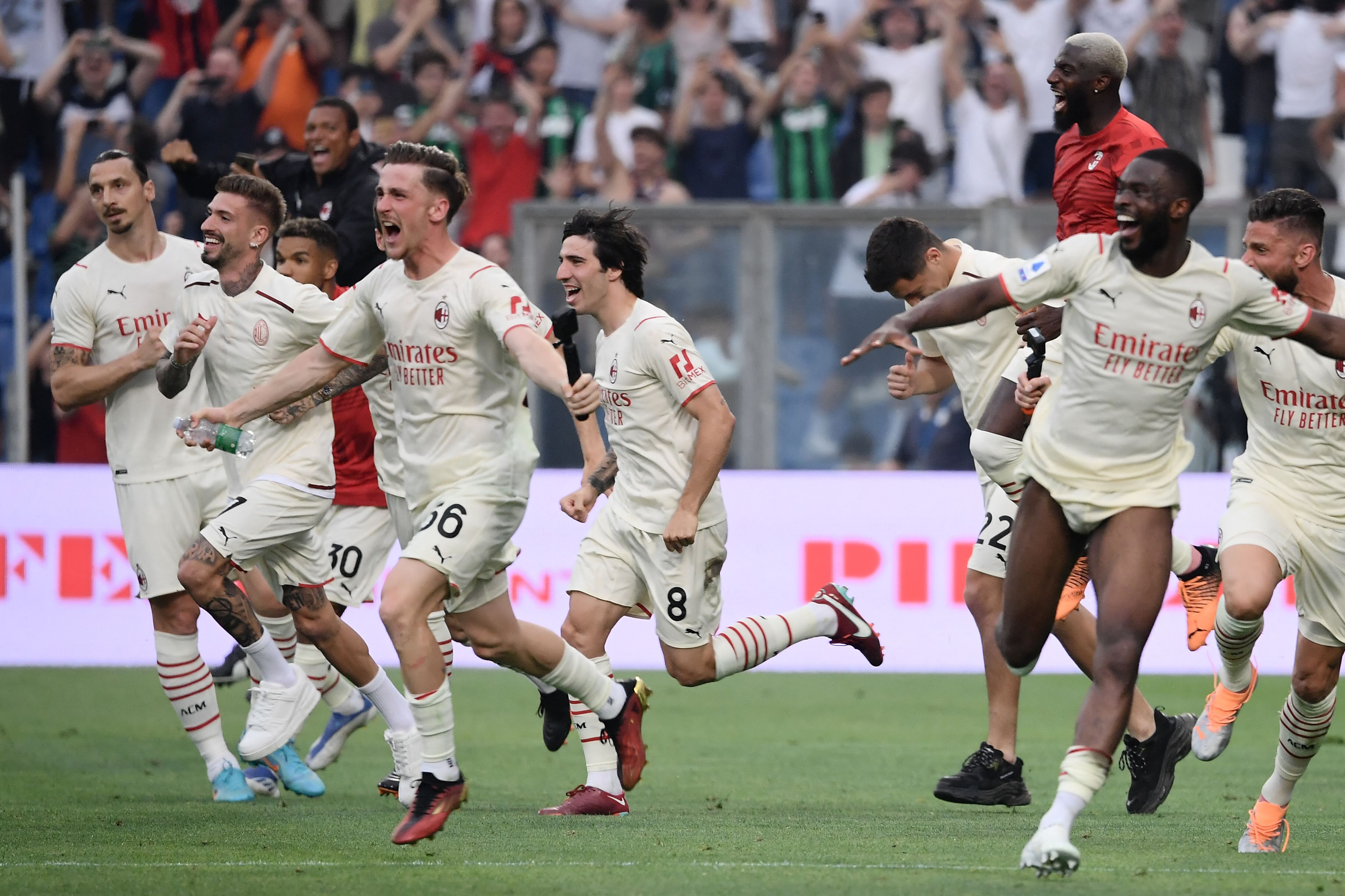 Los futbolistas del AC Milan celebrando el título de la Serie A