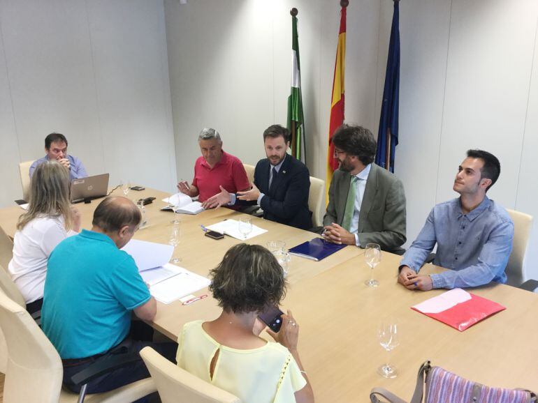 Reunión del delegado de Empleo en Granada con sindicatos y patronal