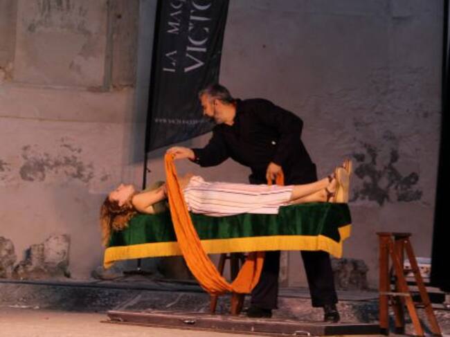 Víctor Cerro hace levitar a una cuellarana antes de realizar su último reto Desafío Gonzoo