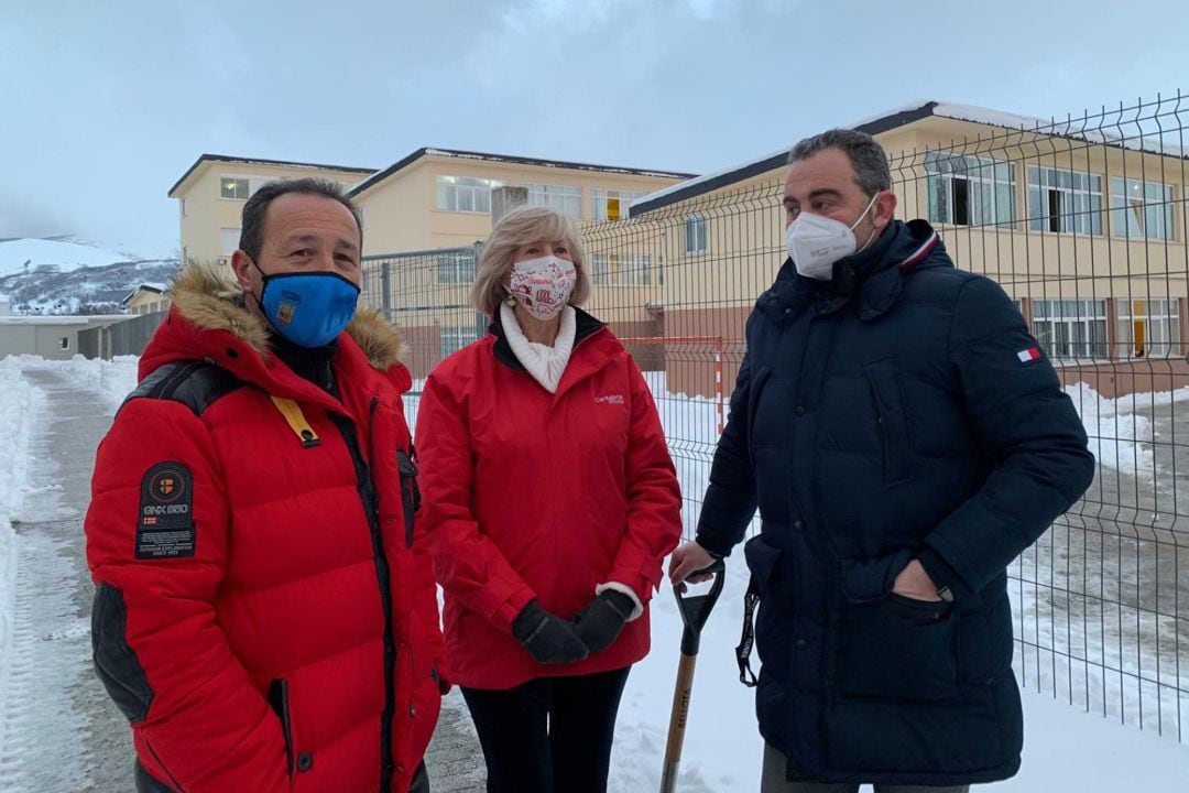 La consejera de Educación, FP y Turismo, Marina Lombó, acompañada por el director del IES Montesclaros, Norberto García, y el director del CEIP Alto Ebro, Óscar Ruiz. 